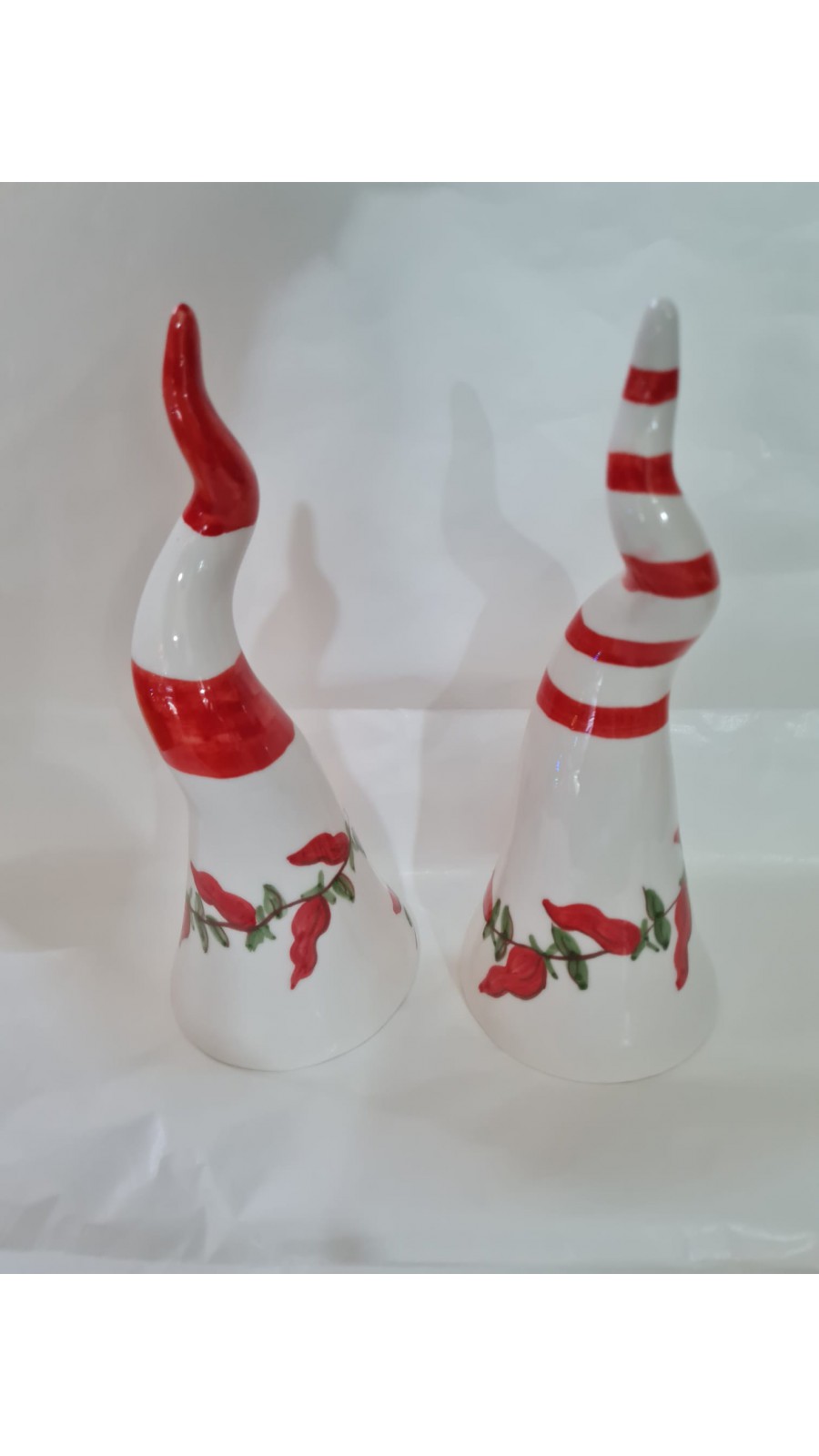 CORNO A STRISCE ROSSE IN CERAMICA 20 CM