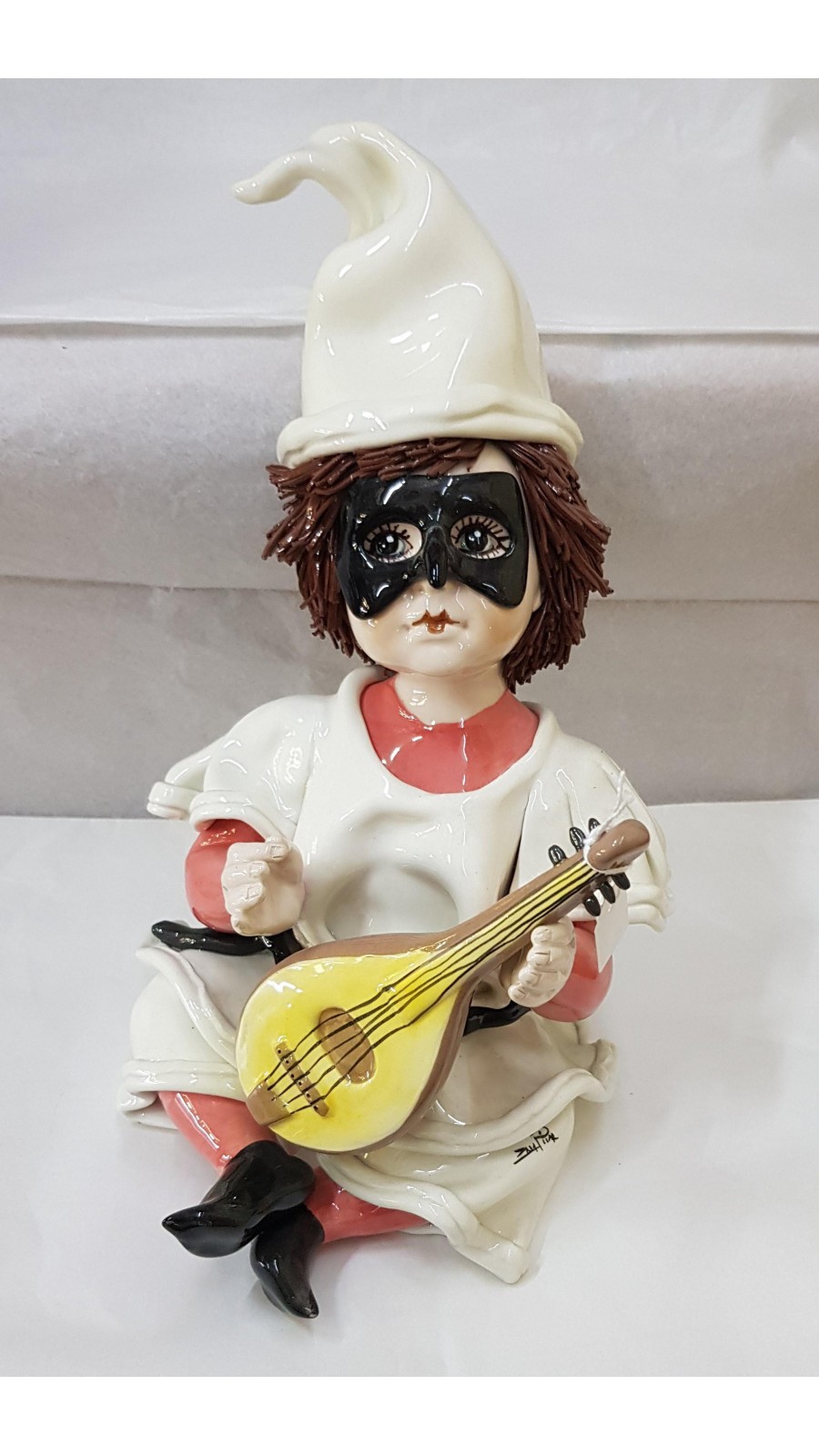 PULCINELLA CON MANDOLINO H30XL20 IN PORCELLANA DI CAPODIMONTE