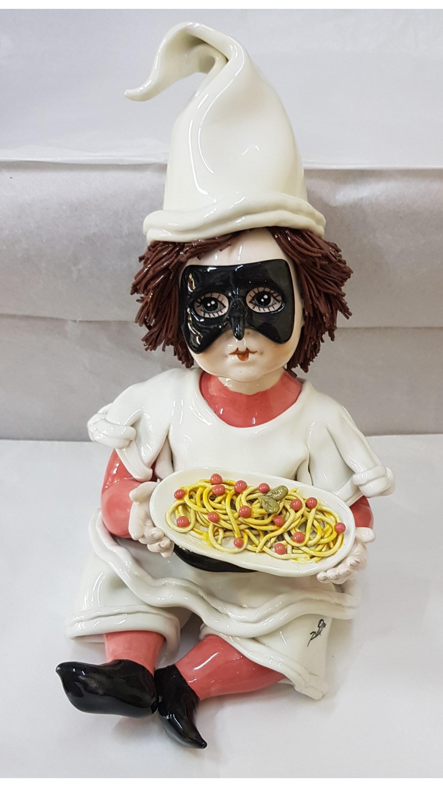 PULCINELLA CON PIATTO SPAGHETTI H30XL20 IN PORCELLANA DI CAPODIMONTE