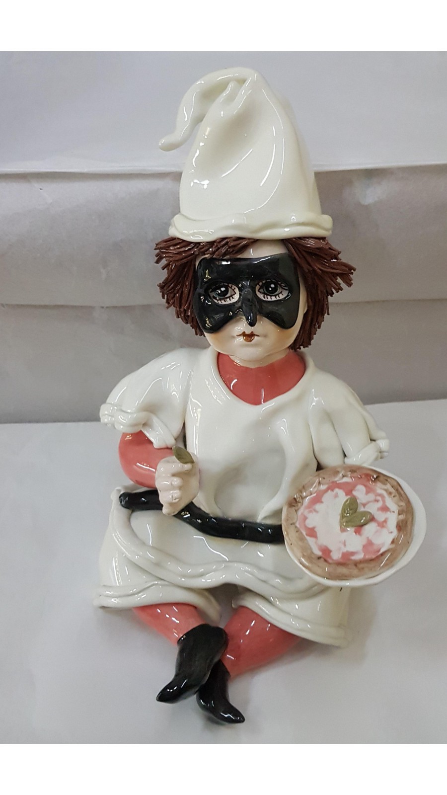 PULCINELLA CON PIZZA H30X20L IN PORCELLANA DI CAPODIMONTE