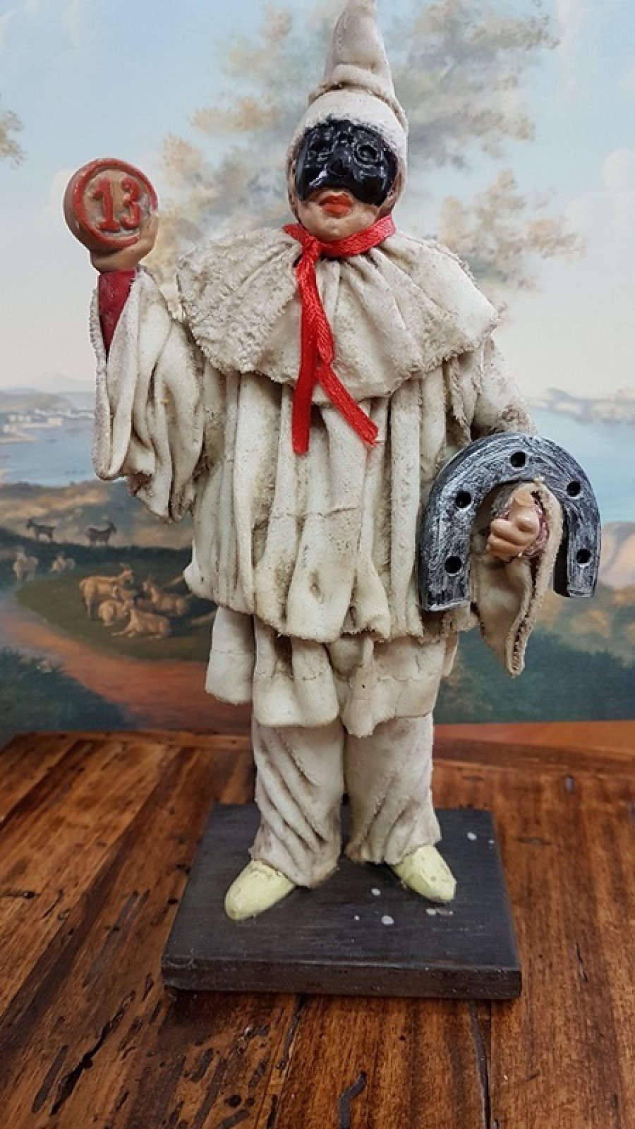 PULCINELLA TERRACOTTA VESTITO CM20 CON 13 E FERRO DI CAVALLO