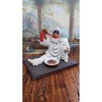 PULCINELLA TERRACOTTA CM20 SEDUTO CON SALSICCIA