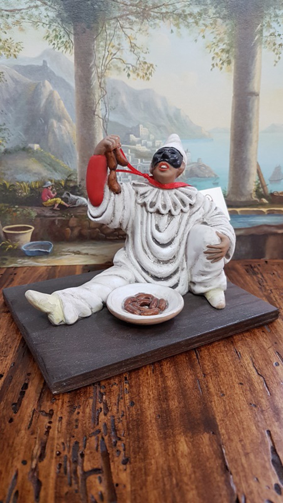 PULCINELLA TERRACOTTA CM20 SEDUTO CON SALSICCIA